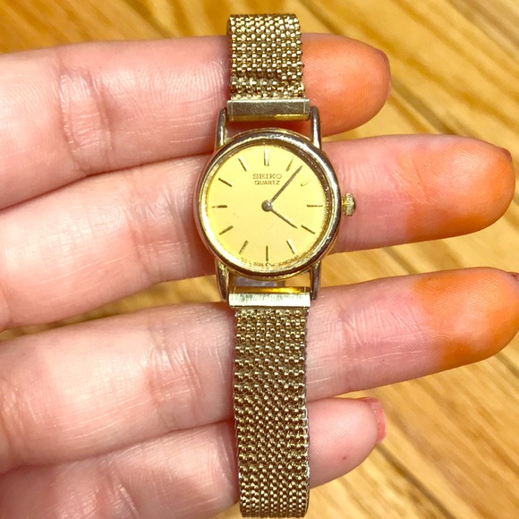 Seiko vintage watch elastic band gold jade detail